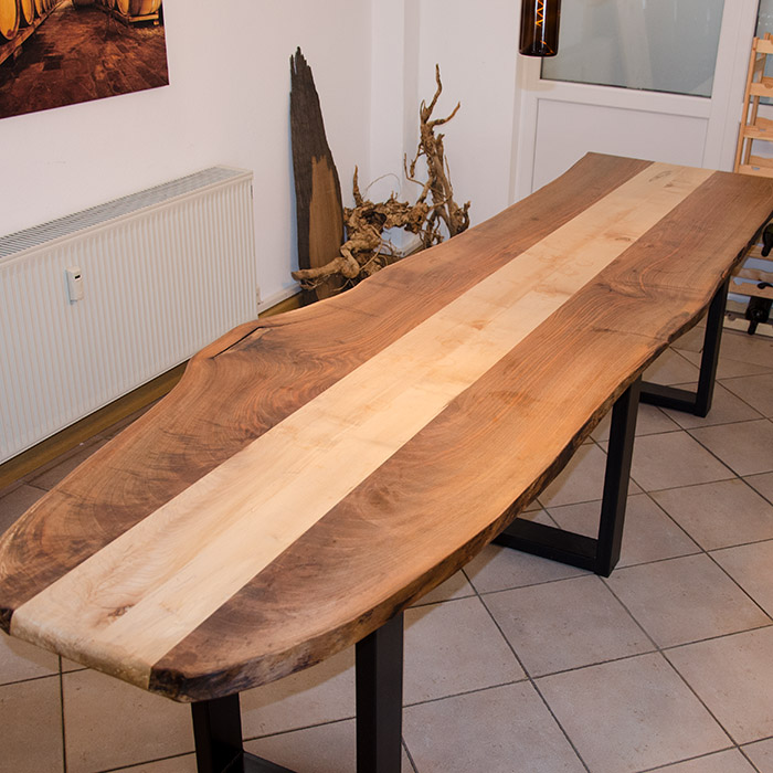 Design-Tisch Nussbaum - Bergahorn mit Naturkante online kaufen